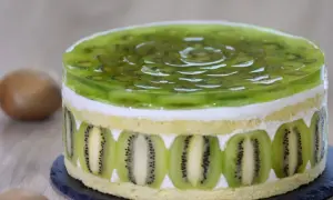 Ciasto z galaretką kiwi, z plasterkami owoców w środku i na wierzchu. Jak zrobić, aby galaretka stężała z kiwi?
