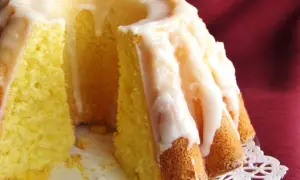 Puszysta babka cytrynowa z lukrem, idealna na każdą okazję. Ten przepis na babkę cytrynową zachwyci każdego!
