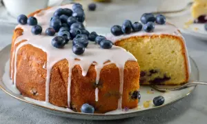 Pyszna babka wielkanocna z jagodami, polana lukrem i ozdobiona świeżymi owocami. Idealny przepis na święta!