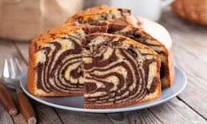 Pyszne ciasto zebra na szybko, z widocznymi pasami czekolady i wanilii. Idealne na deser.