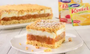 Pyszna szarlotka z kruszonką, z warstwą jabłek i kremu. Idealna do pieczenia z termoobiegiem, by uzyskać chrupiącą kruszonkę.