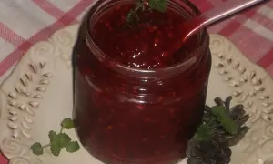 Słoik domowej frużeliny z malin, idealny na deser. Prosty przepis, jak zrobić frużelinę z malin, by cieszyć się latem przez cały rok.