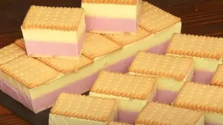 Dwukolorowe ciasto z biszkoptami, idealny pomysł na ciasto dla każdego.