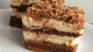 Pyszne, lekkie ciasto z mascarpone, przełożone czekoladą i posypane kruszonką. Idealne na deser.