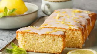 Pyszna babka cytrynowa z lukrem i skórką cytrynową. Idealny przepis na cytrynowe ciasto.
