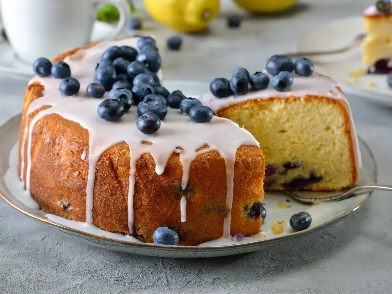 Pyszna babka wielkanocna z jagodami, polana lukrem i ozdobiona świeżymi owocami. Idealny przepis na święta!