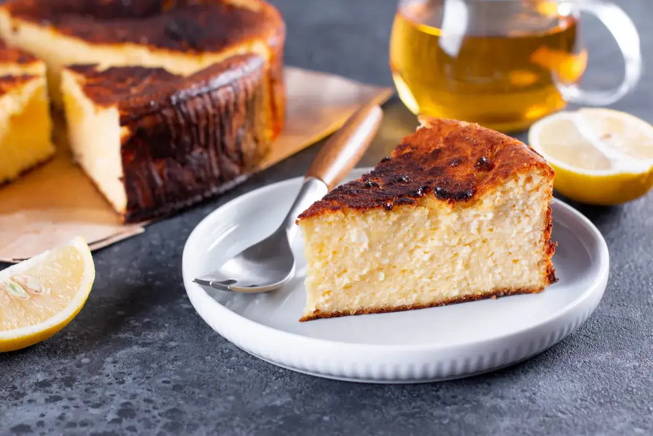 Pyszny sernik z lekko przypieczoną skórką, idealny do popołudniowej herbaty. Zastanawiasz się, ile piecze się sernik? Ten wygląda na idealnie upieczonego!