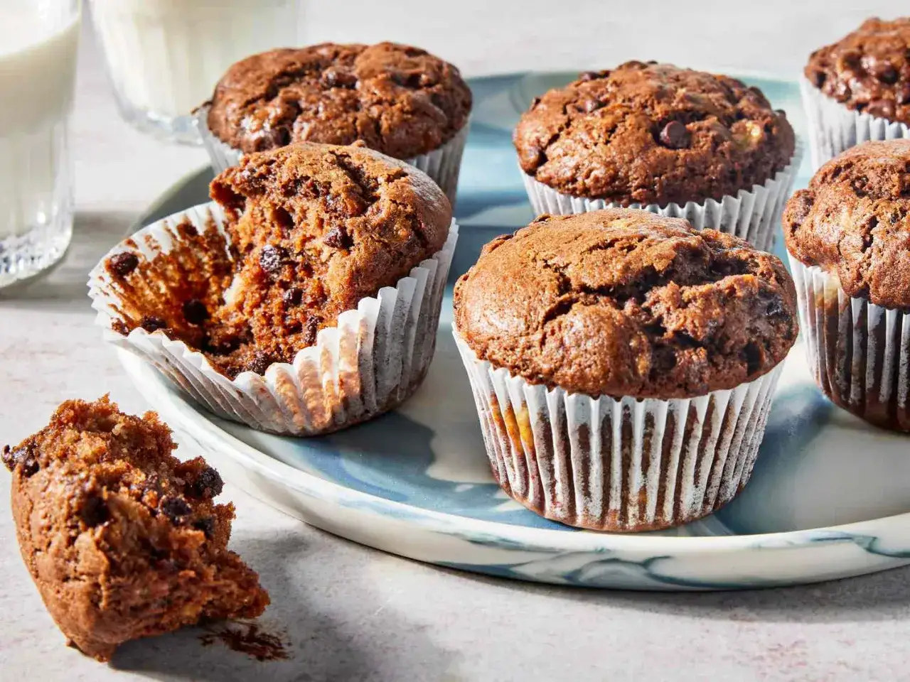 Pyszne muffinki bananowo czekoladowe, jeden kęs i już wiadomo, że są idealne.