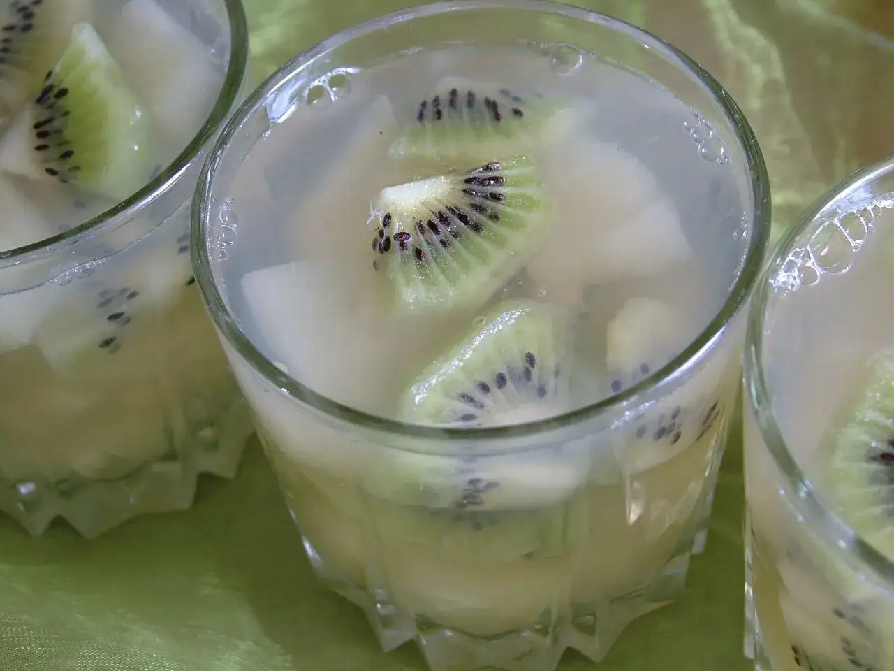 Deser z kiwi w szklankach. Aby galaretka stężała z kiwi, należy pamiętać o odpowiedniej proporcji żelatyny.
