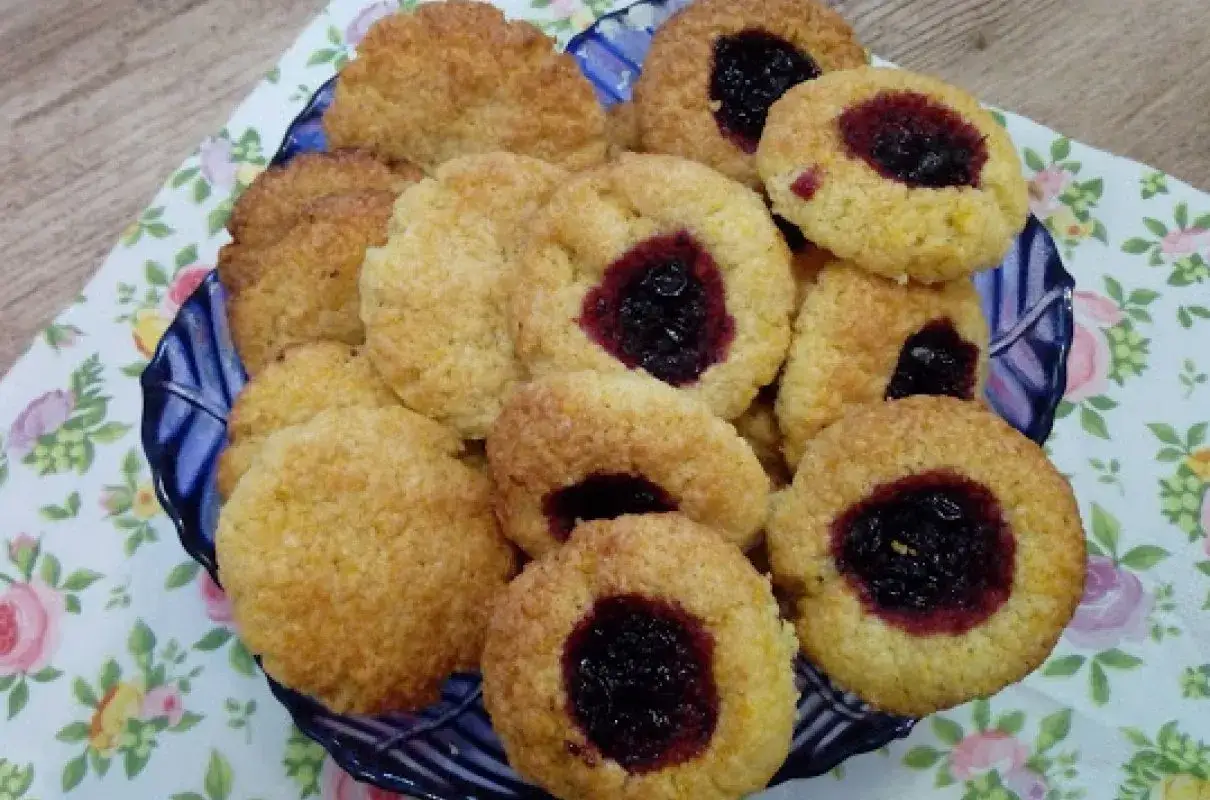 Pyszne ciasteczka z kleiku ryżowego z dżemem. Idealne na podwieczorek.