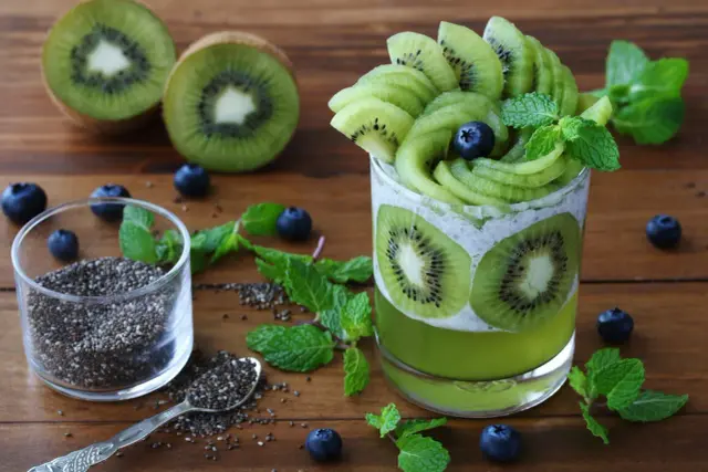 Deser z kiwi i nasion chia. Co zrobić, jeśli galaretka za szybko stężała? Ten deser jest idealny na szybką przekąskę.