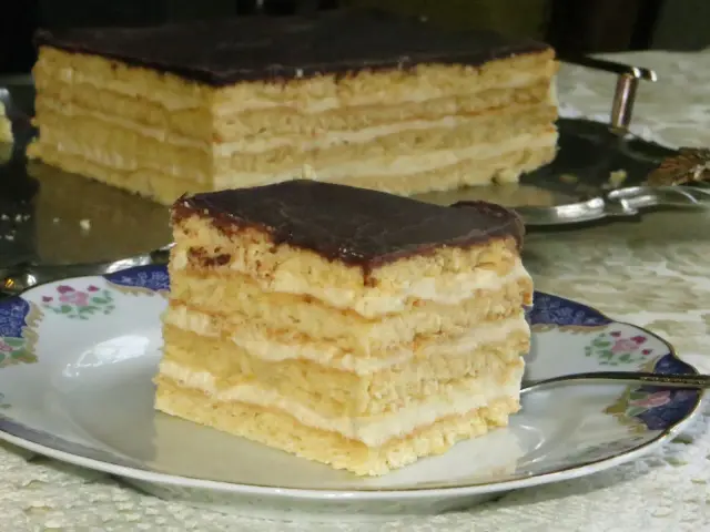Pyszne stefanka ciasto, stary przepis babci. Wiele warstw biszkoptu i kremu, polane czekoladą.